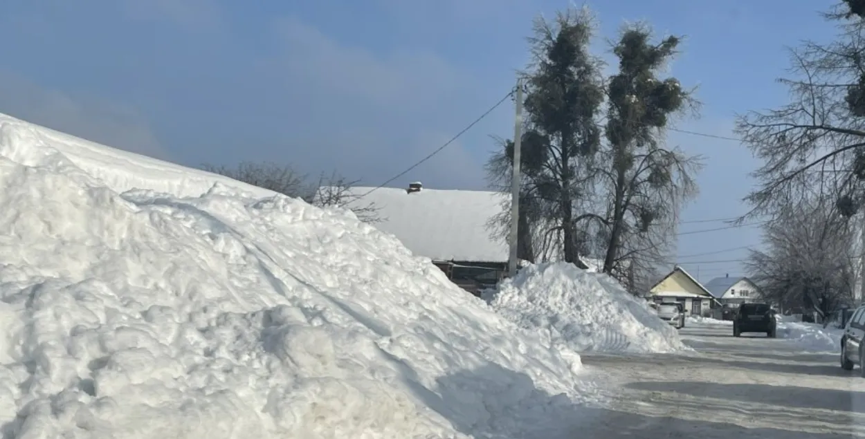 Снежныя валы на вуліцы
