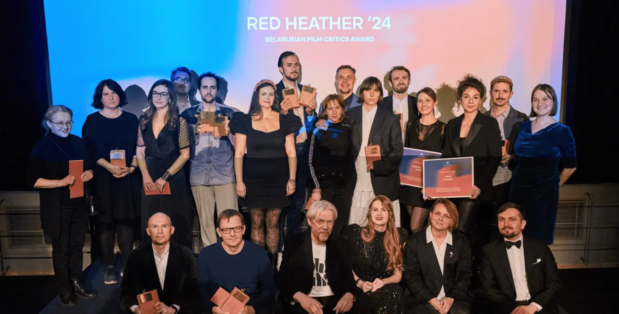 Пераможцы і чальцы журы прэміі "Чырвоны верас" пасля цырымоніі, Берлін, люты 2024 года
