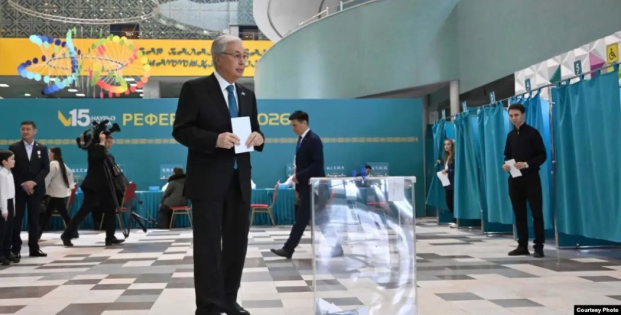 Президент Казахстана Касым-Жомарт Токаев на избирательном участке в Астане
