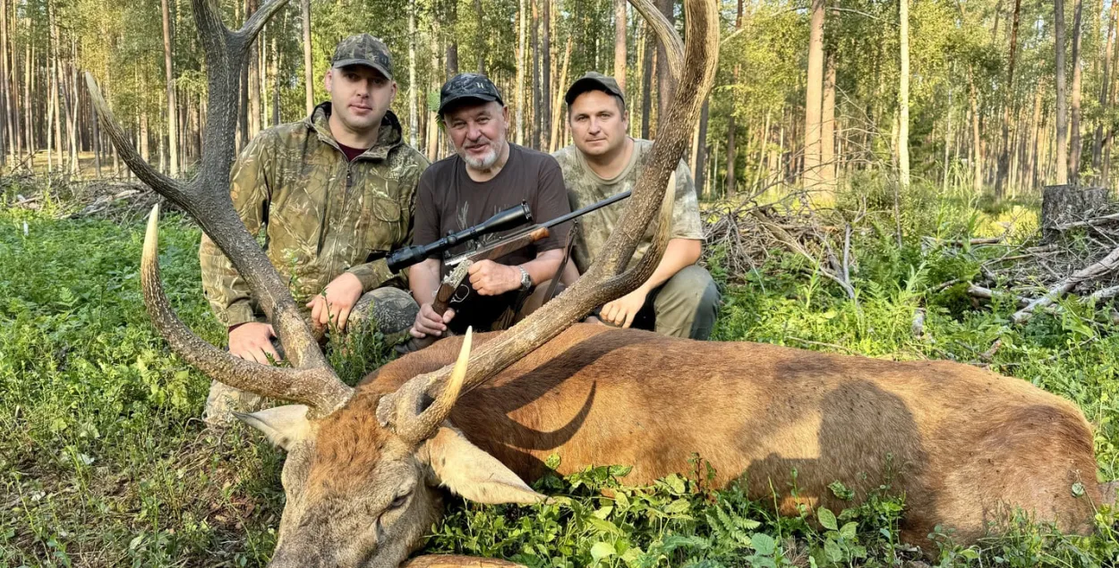 Паляўнічыя з забітым аленем
