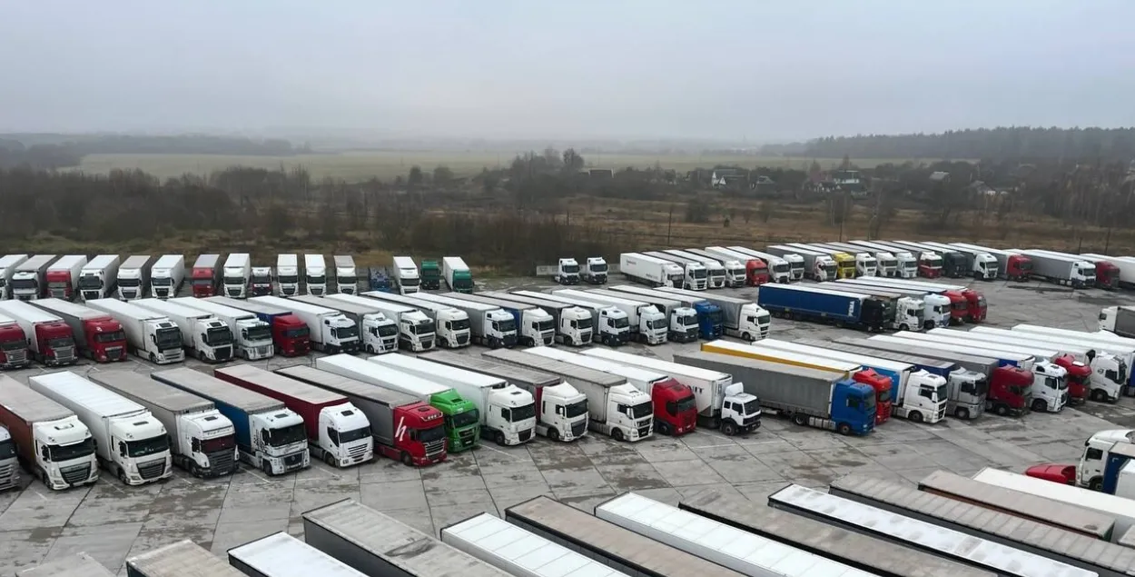 Литовские грузовики в Беняконях
