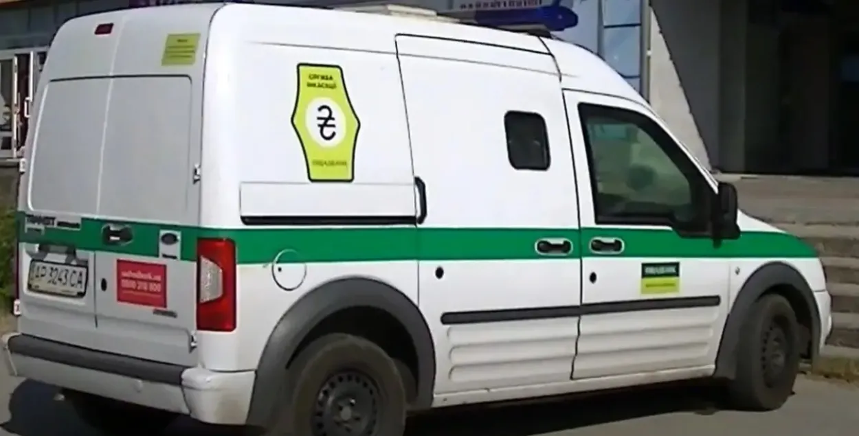 Инкассаторский автомобиль "Ощадбанка"
