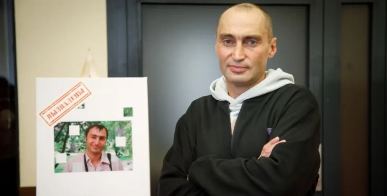 Вячеслав Лазарев после освобождения со своим портретом
