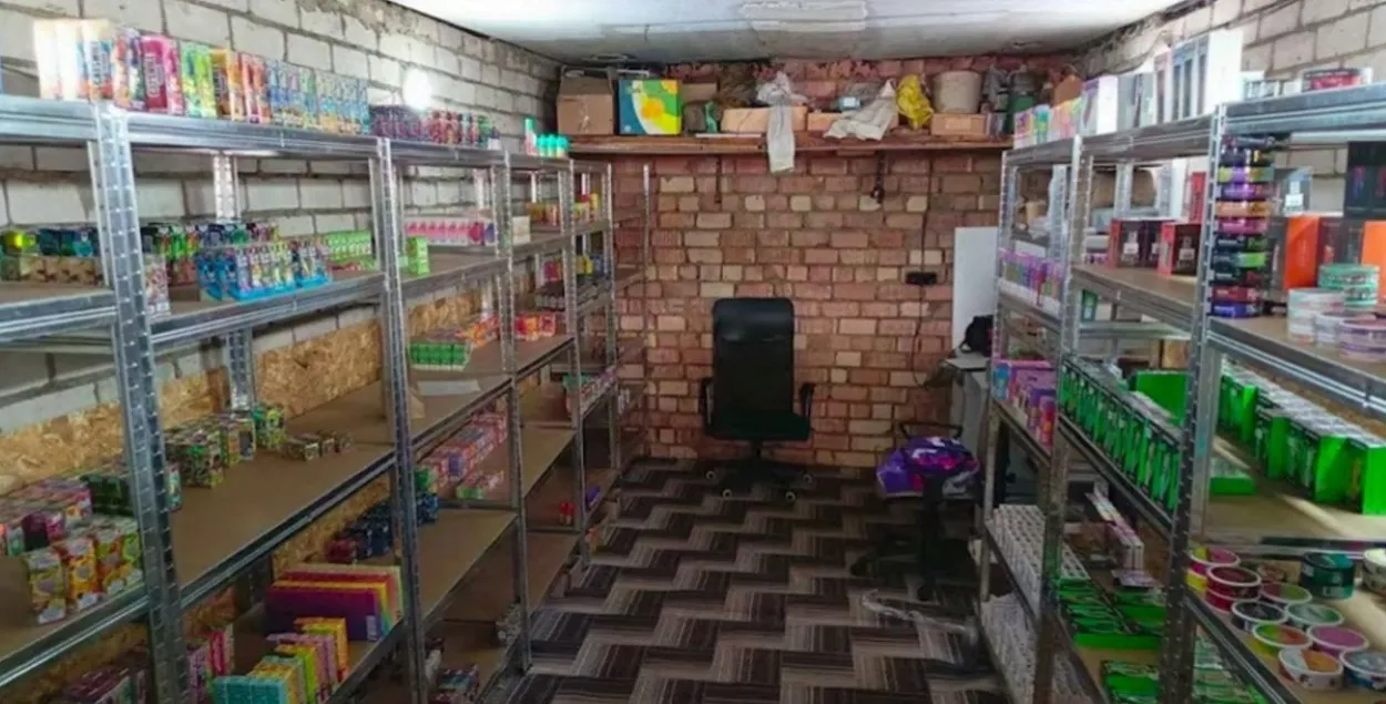 Больш за тысячу вейпаў захоўваліся ў гаражы
