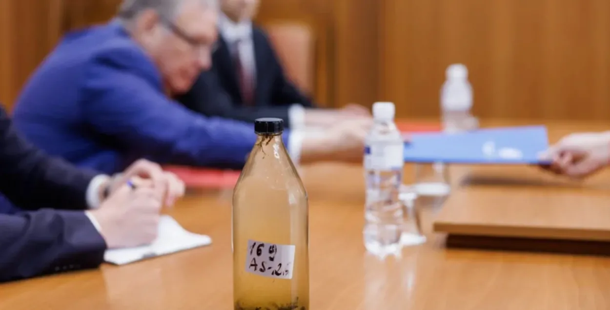 Бутэлька з бруднай вадой для расійскага дыпламата
