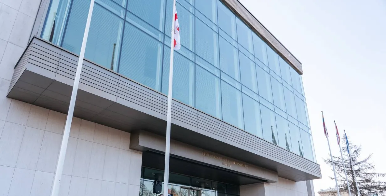 Бел-чырвона-белы сцяг узнялі каля Сейма Літвы
