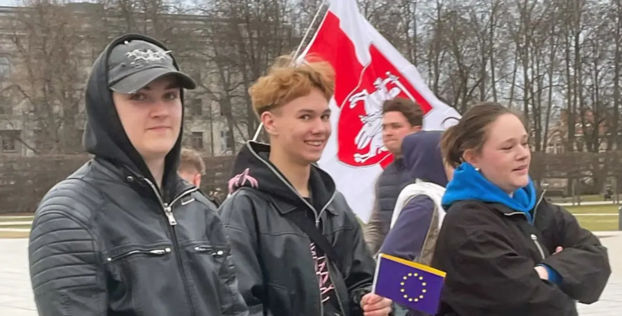 Мікола Багатыр злева, Ганна Б. справа. Пасярэдзіне сябра Міколы, які, з яго словаў, прысутнічаў, але нічога не здымаў
