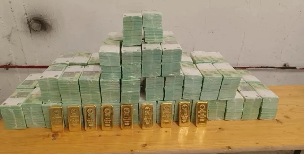 Деньги и золото, изъятые у инкассаторов "Ощадбанка"
