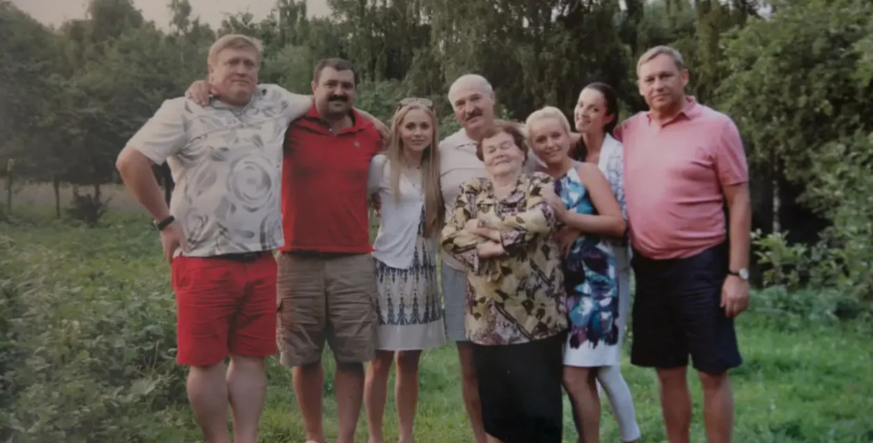 Сяргей Цяцерын (крайні злева) з сям'ёй Лукашэнкі і Аляксандрам Машэнскім
