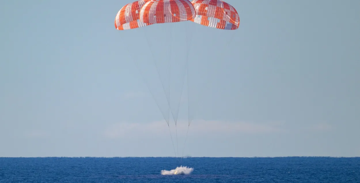 Касмічны карабель NASA "Арыён" з чатырма астранаўтамі на борце паспяхова прывадніўся ў Ціхім акіяне
