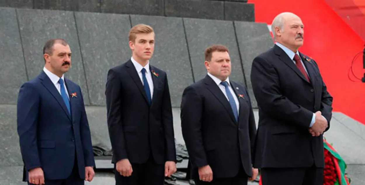 Аляксандр Лукашэнка з сынамі
