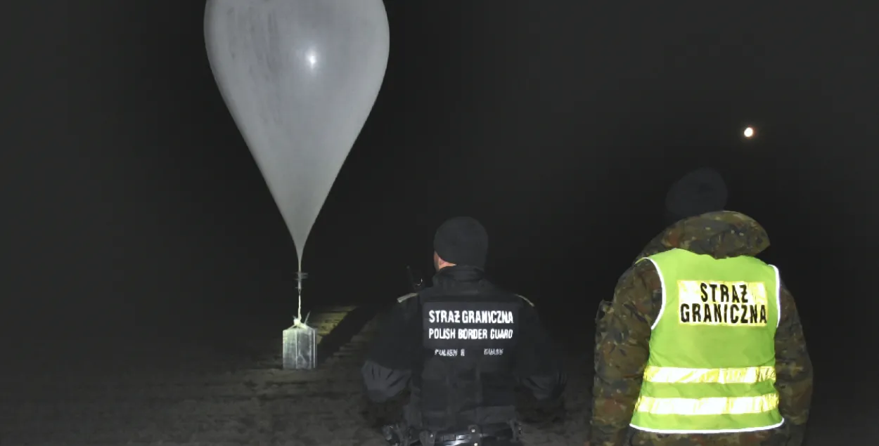 Польскія памежнікі каля метэазонда з цыгарэтамі, ілюстрацыйнае фота
