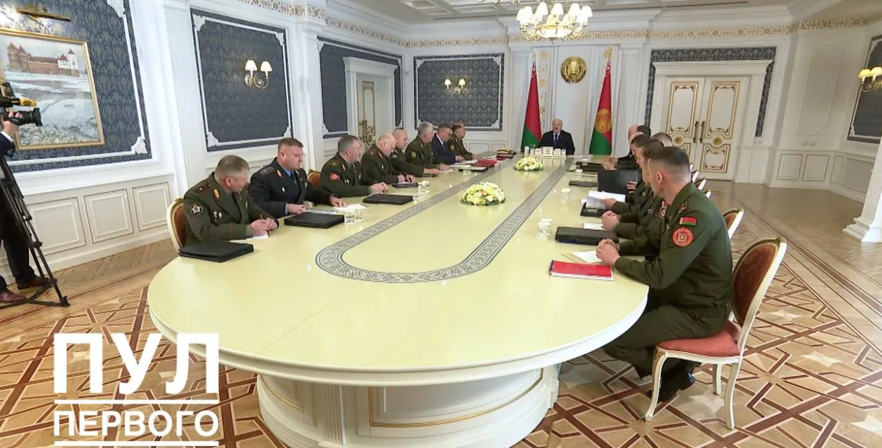 Лукашэнка на нарадзе з сілавікамі
