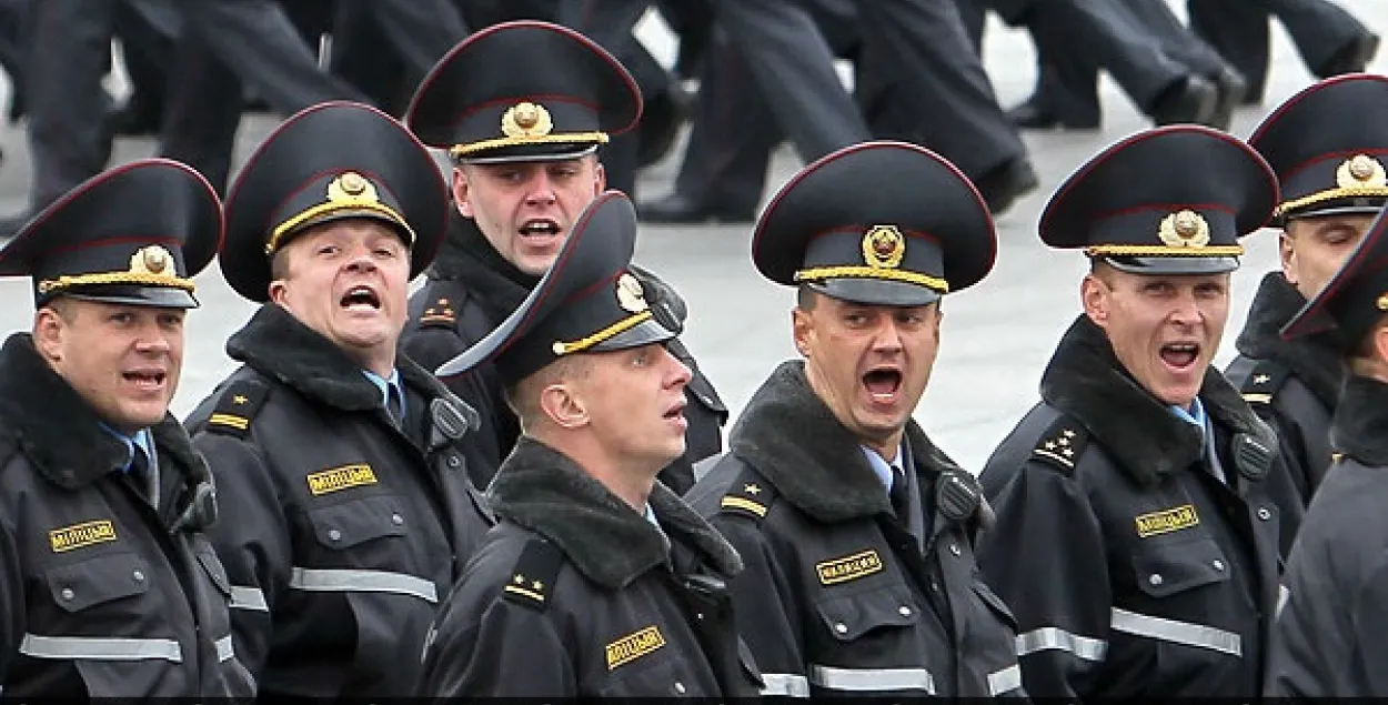 Экс-сілавікі: на ўскраіне Мінска на аэрадроме збіраюць 2 тысячы міліцыянераў