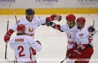 Лукашенко и его команда празднуют заброшенную в ворота россиян шайбу / БЕЛТА