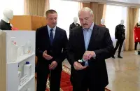 Лукашенко дезинфицирует руки / president.gov.by​