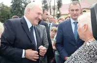 Девочка в Костюковичах смотрит на Лукашенко из-за охранника / president.gov.by​