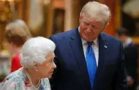 Дональд Трамп во время встречи с королевой Великобритании Елизаветой I​ / Reuters