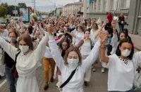 Сотни женщин пришли к ЦУМу в Минске / Reuters