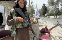 Вооруженный участник движения &quot;Талибан&quot; в Кабуле, 17 августа 2021-го / Reuters​