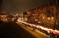 Огромный бело-красно-белый флаг в Вильнюсе / @tsikhanouskaya​