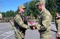 Участник войны в Украине получает награду / vk.com/rosgvard_official​
