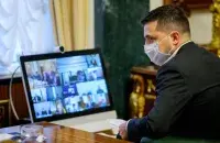Владимир Зеленский в защитной маске проводит совещание в онлайн-режиме / president.gov.ua​