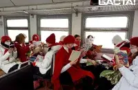В электричке &quot;Минск &mdash; Молодечно&quot; девушки в бело-красной одежде читали книги белорусских авторов / @bnkbel