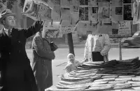 Пакупнік выбірае газету, 1946 год / Chris Ware/Keystone Features/Getty Images​