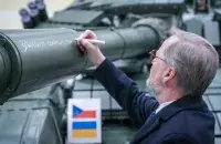 Чешский премьер подписал танк / https://twitter.com/P_Fiala
