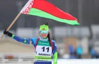 Елена Кручинкина с государственным флагом / БЕЛТА​