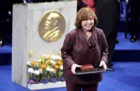 Светлана Алексиевич во время получения Нобелевской премии / Reuters
