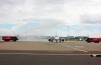 Самолет под водной аркой в минском аэропорту / airport.by