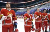 Белорусские хоккеисты слушают гимн РБ / hockey.by​