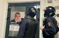 Милиционеры возле бывшего штаба Виктора Бабарико / Еврорадио​