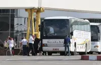 Автобусы с родственниками пленных прибыли в киевский аэропорт. Фото УНИАН