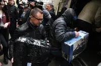 Agents taking away Belsat TV&#39;s computers from the office in Minsk&nbsp;/ Roman Pratasevich, Euroradio
