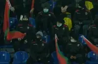 Некоторые болельщики были с красно-зелёными флагами / Скриншот с видео &quot;Беларусь 5&quot;​