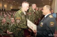Хазалбек Атабеков вручает благодарности спецназовцам. Фото: sb.by​