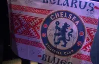 Флаг белорусского фан-клуба &quot;Челси&quot; с автографами футболистов.