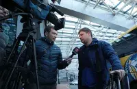 Алексей Бага (справа) дает интервью перед отлетом команды в Лондон. Фото: fcbate.by​