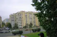Машины с силовиками на фоне жилого квартала в центре Минска / Еврорадио
