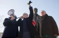 In the photo: Uladzimir Nyaklyayeu (centre) and Mikalai Statkevich (right) on Freedom Day in Minsk in 2016. Photo: Euroradio.