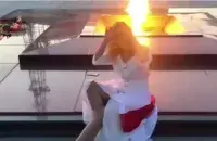 Девушка возле вечного огня / Скриншот с видео МВД​