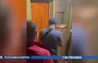 Силовики ломают двери одной из квартир / Скриншот с видео МВД​