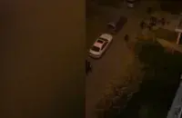 Милиционеры избивают мужчину. Вскоре на них полетит дверь&nbsp;/ Скриншот с видео​