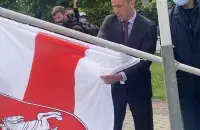 Мэр Риги Мартиньш Стакис меняет флаг / twitter.com/MStakis​