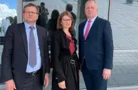 Эвелина Шульц с европейскими дипломатами возле Верховного суда Беларуси, июль 2022-го / https://www.facebook.com/EUinBelarus