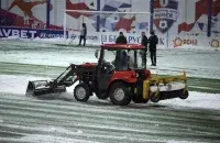 На стадионе ФК &quot;Минск&quot; убирают снег / twitter.com/fcisloch​