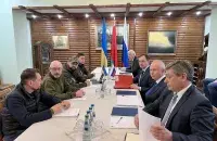 Украинская и российская делегация на переговорах в Беларуси / twitter.com/belarusmid